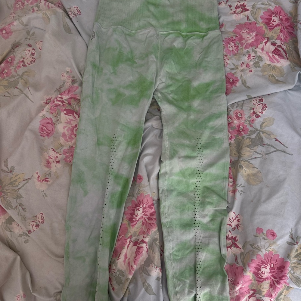 FREE PEOPLE Green Leggings with Elegant Design